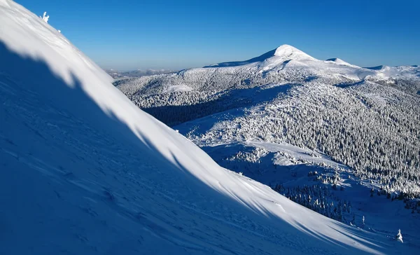 Schatten am schneebedeckten Berghang — Stockfoto