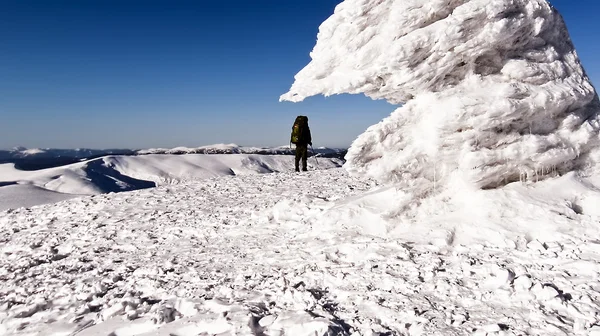 Climber on frozen mountain top — Stock Photo, Image