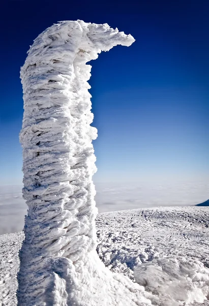 Ismonument på bergstoppen — Stockfoto