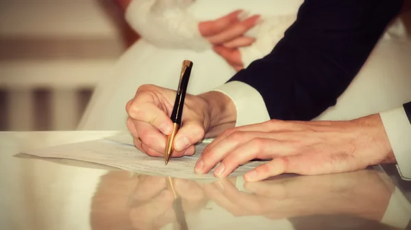 Mariée et marié signant le certificat de mariage — Photo