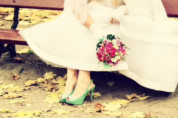 Bride in bright clothes on the bench — Stock Photo, Image