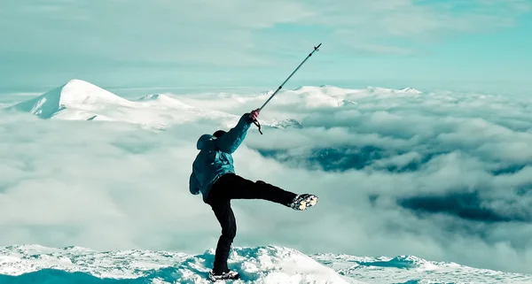 山の頂上に登山家 — ストック写真