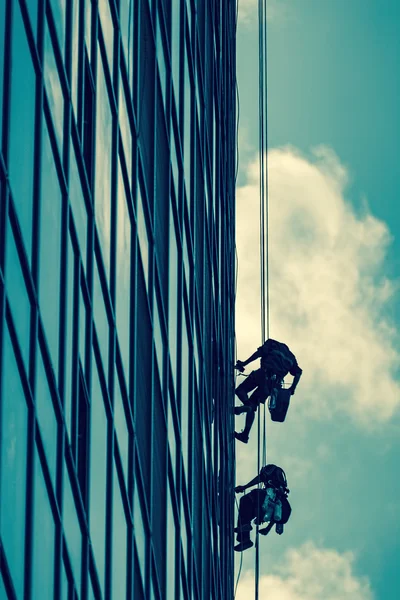 Hög höjd arbete på en skyskrapa — Stockfoto