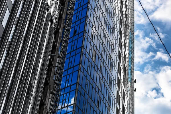 Builders of the tallest building in Kiev on high-altitude works — Stock Photo, Image