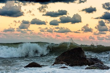 Günbatımı ve kayalık plaj