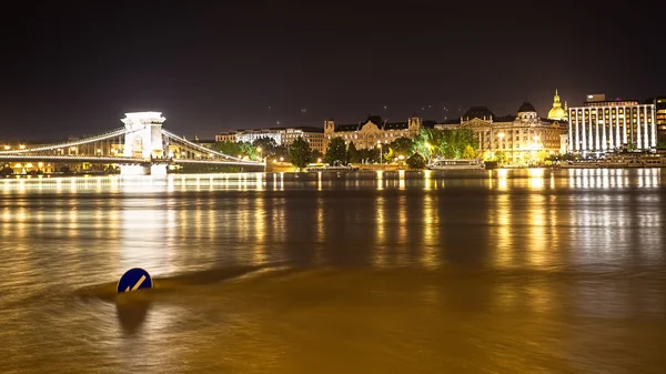 在布达佩斯，洪水快速流淌的河水中的路标 — 图库照片