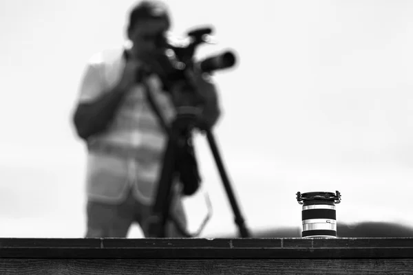 Lens and Cameraman,black and white — Stock Photo, Image