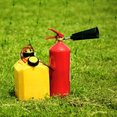 Yangın söndürücü çimenlerin üzerinde