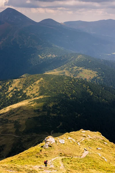 Bergsteiger steigt den steilen Hang des Berges hinunter — Stockfoto