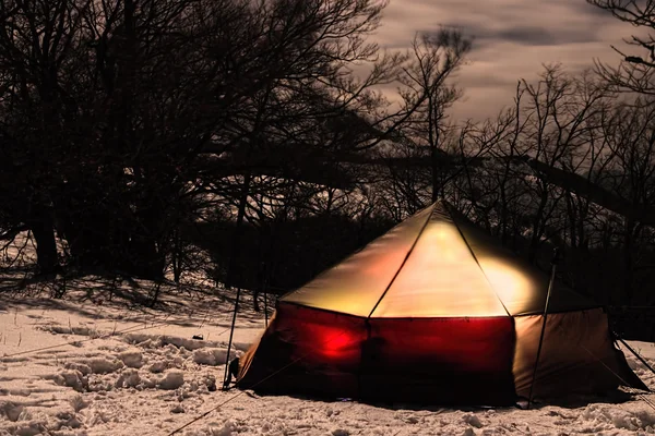 Светлая палатка в зимних горах ночью — стоковое фото