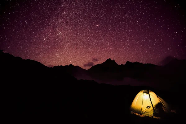 Tente lumineuse en montagne et étoiles — Photo