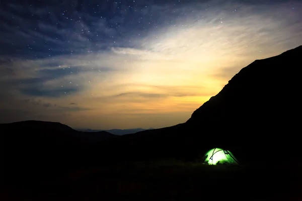 Camping bajo las estrellas en las montañas —  Fotos de Stock