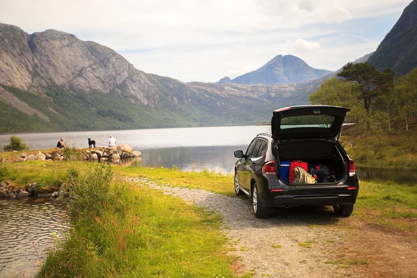 Vacaciones familiares en el lago Myrdal (Myrdalsvatnet), Folgefonna Natio — Foto de Stock