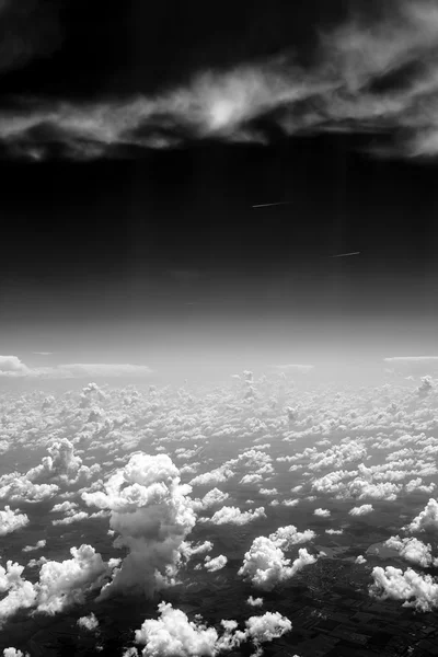 Cielo blanco y negro —  Fotos de Stock