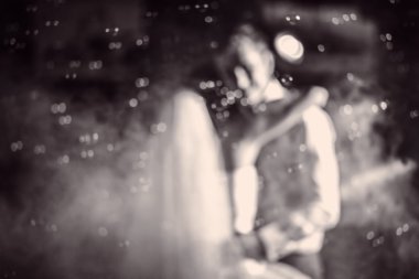 Sabun köpüğü içinde düğün dansı, bulanık