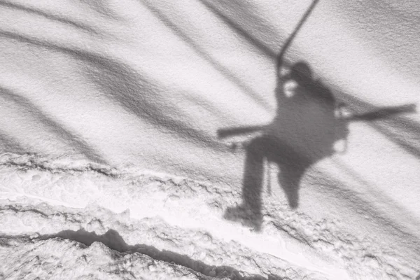 Cadeira de esqui sombra na neve — Fotografia de Stock