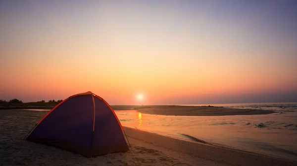 Kempování na pláži při západu slunce — Stock fotografie
