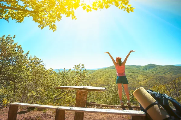 Menina feliz e montanhas — Fotografia de Stock