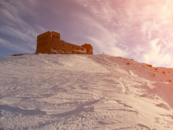 VinterKarpatene. Gamle polske observatorium på Mount Pop Ivan, 20. – stockfoto