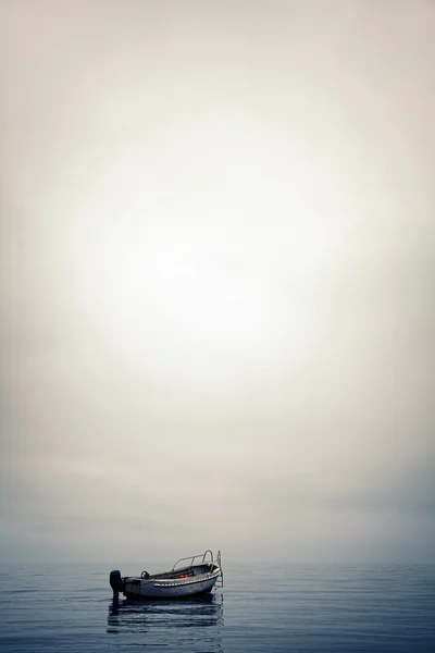 Denizde yalnız tekne