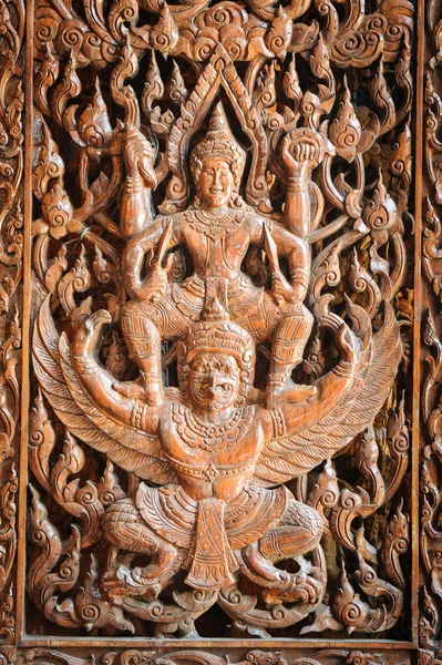 Statue en bois de Garuda sur temple de style thaï . — Photo