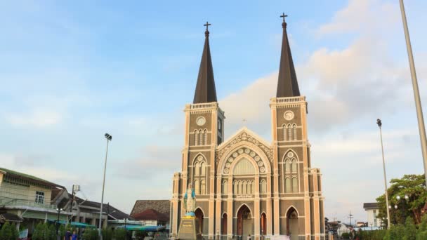 Time-lape, Sunset Diócesis Católica Romana de Chanthaburi, Tailandia.Full HD . — Vídeo de stock