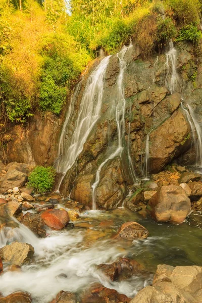 Bella caduta d'acqua Tien Sa a Sapa, Vietnam . — Foto Stock