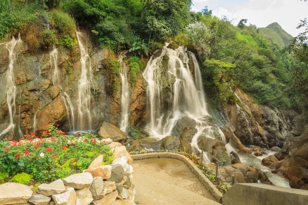 Beautiful Tien Sa water fall in SAPA,Vietnam. — Stock Photo, Image