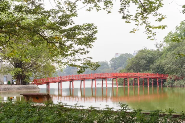 Red Bridge in lake Ha Noi, Vietnam — Stock Photo, Image