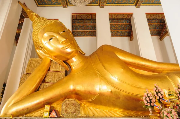 Statue en or de Bouddha inclinable. Wat Ratchaorotsaram, Bangkok , — Photo