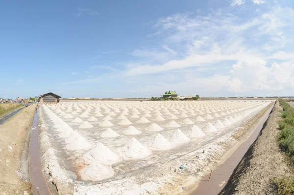 Heap de sal marinho em fazenda de sal pronto para a colheita, Tailândia . — Fotografia de Stock