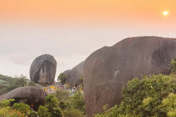 Vacker solnedgång festival dyrkan Buddhas fotavtryck i Thailand Stockbild