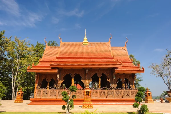 Beau temple est sanctuaire en bois de teck . — Photo