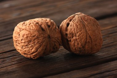 eski bir tablo üzerinde ceviz