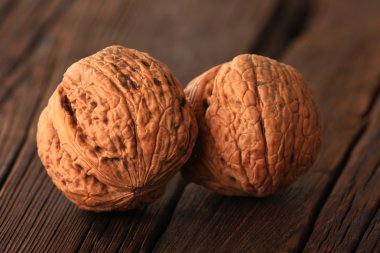 eski bir tablo üzerinde ceviz