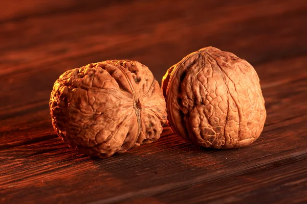 eski bir tablo üzerinde ceviz