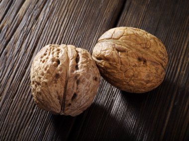 eski bir tablo üzerinde ceviz