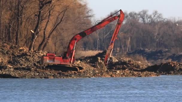 Escavatore rende la pulizia del fiume — Video Stock