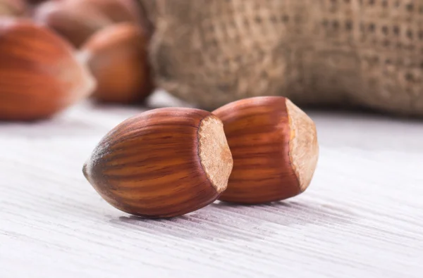 Hazelnoot op een witte tafel — Stockfoto