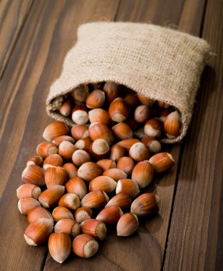 kahverengi bir tablo üzerinde fındık