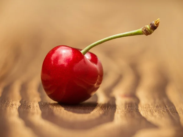 Спелая красная вишня — стоковое фото