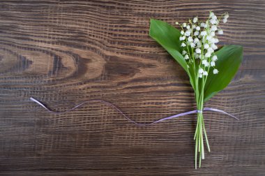 kahverengi bir tabloda vadideki zambak