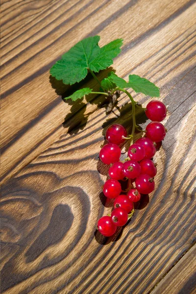 Groseille rouge sur une table en bois — Photo