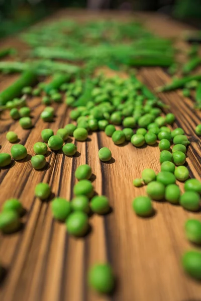 Guisantes en la mesa — Foto de Stock