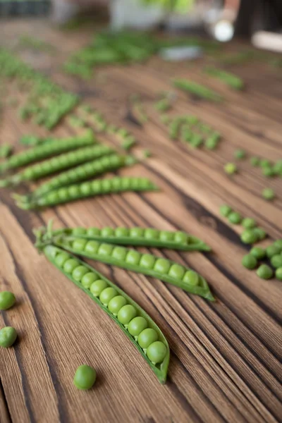 Guisantes en la mesa — Foto de Stock