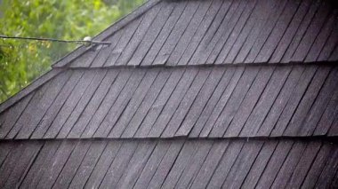 çatı katında yağmur