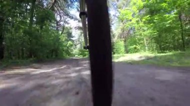 bisiklet tekerleği bir patika üzerinde gider