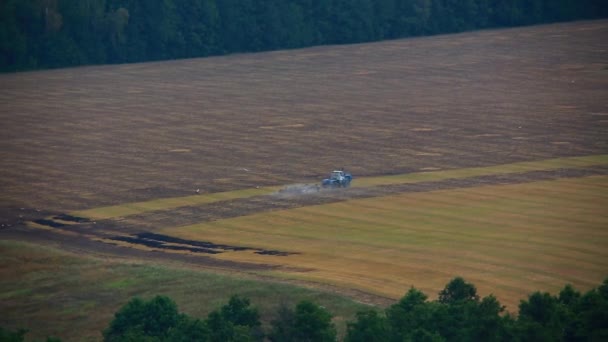 Tractor en el campo — Vídeos de Stock