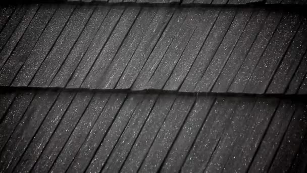 Chuva no telhado — Vídeo de Stock