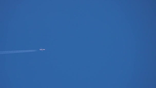Uçak Büyük Beyaz Bir Duman Bulutuyla Mavi Bir Gökyüzüne Doğru — Stok video